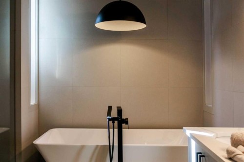229 27 Avenue Nw, Calgary, AB - Indoor Photo Showing Bathroom