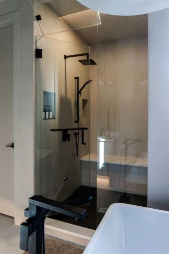 229 27 Avenue Nw, Calgary, AB - Indoor Photo Showing Bathroom