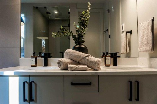 229 27 Avenue Nw, Calgary, AB - Indoor Photo Showing Bathroom