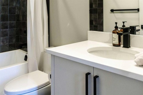 229 27 Avenue Nw, Calgary, AB - Indoor Photo Showing Bathroom