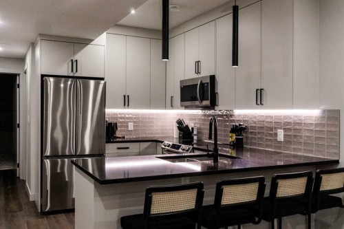 229 27 Avenue Nw, Calgary, AB - Indoor Photo Showing Kitchen With Upgraded Kitchen