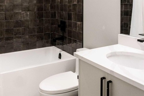 229 27 Avenue Nw, Calgary, AB - Indoor Photo Showing Bathroom