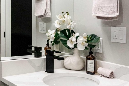 229 27 Avenue Nw, Calgary, AB - Indoor Photo Showing Bathroom