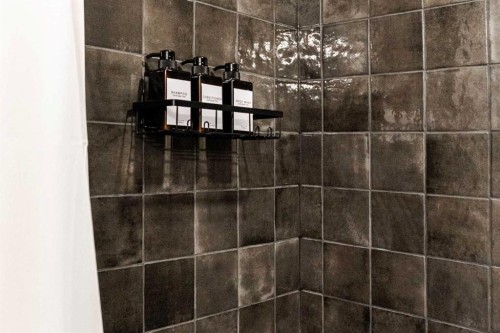 229 27 Avenue Nw, Calgary, AB - Indoor Photo Showing Bathroom