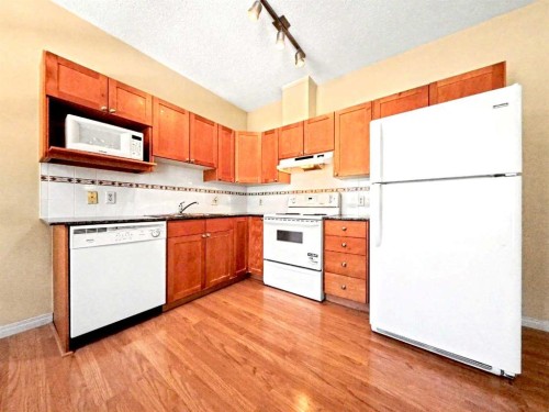 209-333 Riverfront Avenue Se, Calgary, AB - Indoor Photo Showing Kitchen