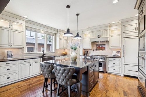 4315 17 Street Sw, Calgary, AB - Indoor Photo Showing Kitchen With Upgraded Kitchen
