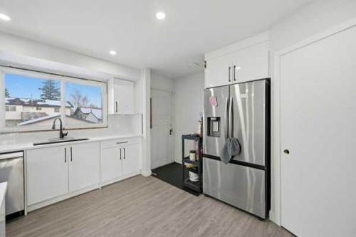 171 Rundlefield Crescent Ne, Calgary, AB - Indoor Photo Showing Kitchen