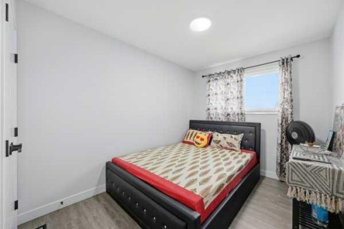 171 Rundlefield Crescent Ne, Calgary, AB - Indoor Photo Showing Bedroom