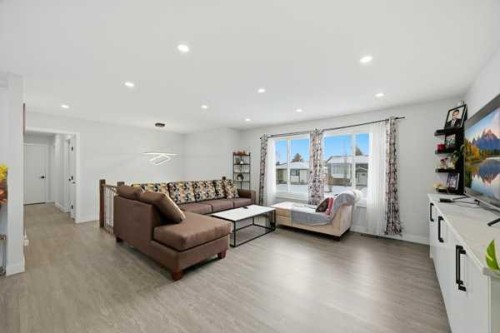 171 Rundlefield Crescent Ne, Calgary, AB - Indoor Photo Showing Living Room