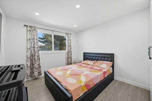 171 Rundlefield Crescent Ne, Calgary, AB - Indoor Photo Showing Bedroom