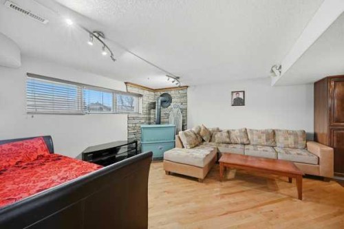 171 Rundlefield Crescent Ne, Calgary, AB - Indoor Photo Showing Living Room