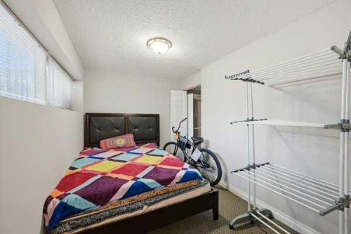 171 Rundlefield Crescent Ne, Calgary, AB - Indoor Photo Showing Bedroom