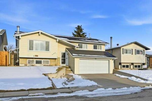 171 Rundlefield Crescent Ne, Calgary, AB - Outdoor With Facade