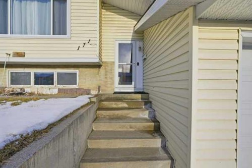 171 Rundlefield Crescent Ne, Calgary, AB - Outdoor With Exterior