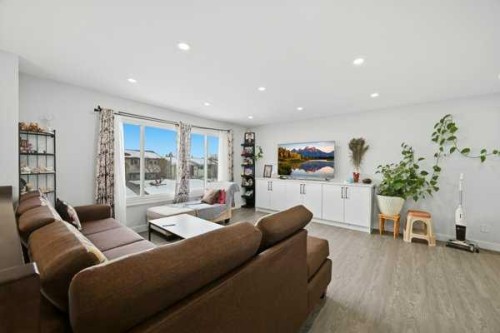 171 Rundlefield Crescent Ne, Calgary, AB - Indoor Photo Showing Living Room