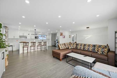 171 Rundlefield Crescent Ne, Calgary, AB - Indoor Photo Showing Living Room