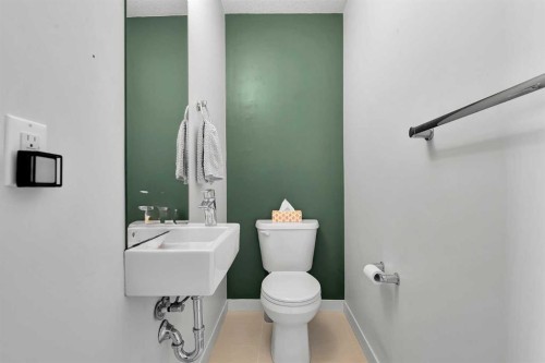 898 Sherwood Boulevard Nw, Calgary, AB - Indoor Photo Showing Bathroom