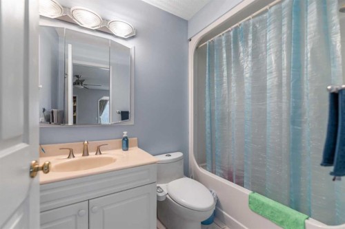 14950 Mt Mckenzie Drive Se, Calgary, AB - Indoor Photo Showing Bathroom