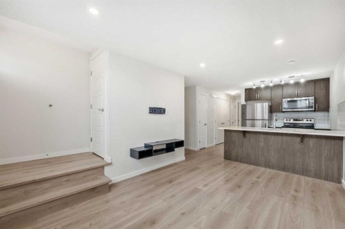 167 Cranbrook Square Se, Calgary, AB - Indoor Photo Showing Kitchen