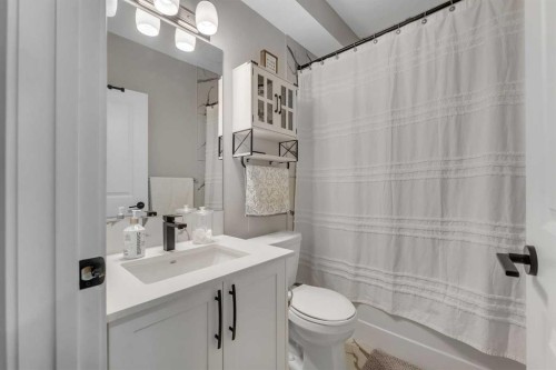 341 Walcrest View Se, Calgary, AB - Indoor Photo Showing Bathroom