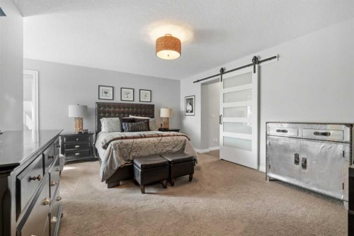 89 Ascot Crescent Sw, Calgary, AB - Indoor Photo Showing Bedroom