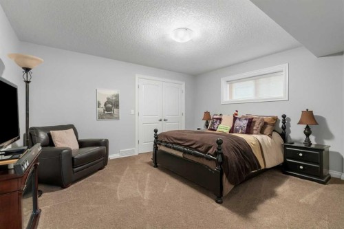 89 Ascot Crescent Sw, Calgary, AB - Indoor Photo Showing Bedroom