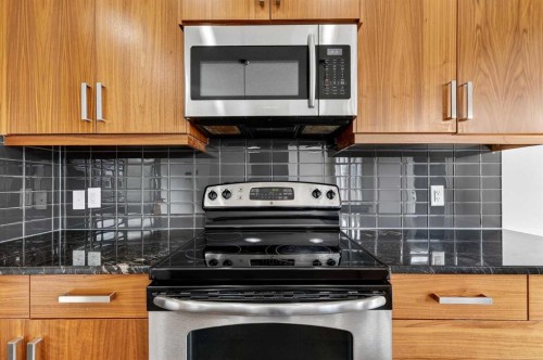 31 Evansridge Close Nw, Calgary, AB - Indoor Photo Showing Kitchen With Double Sink