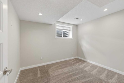 31 Evansridge Close Nw, Calgary, AB - Indoor Photo Showing Bathroom