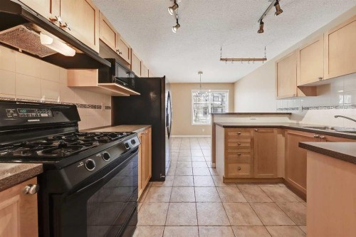 40 Simcoe Place Sw, Calgary, AB - Indoor Photo Showing Kitchen