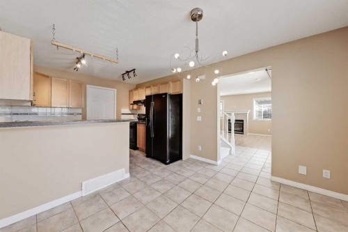 40 Simcoe Place Sw, Calgary, AB - Indoor Photo Showing Kitchen