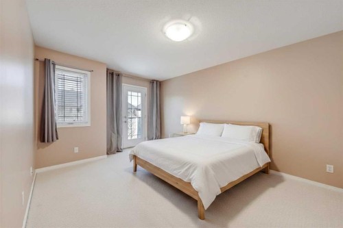 40 Simcoe Place Sw, Calgary, AB - Indoor Photo Showing Bedroom
