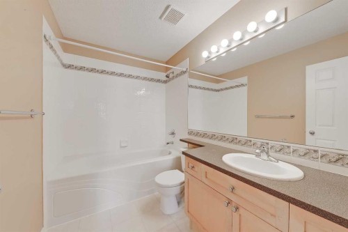 40 Simcoe Place Sw, Calgary, AB - Indoor Photo Showing Bathroom