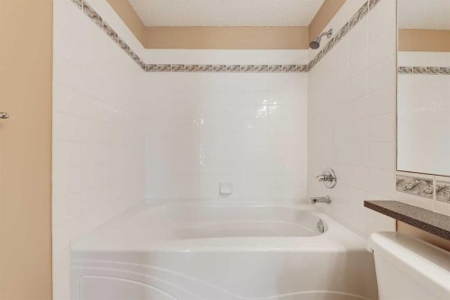 40 Simcoe Place Sw, Calgary, AB - Indoor Photo Showing Bathroom
