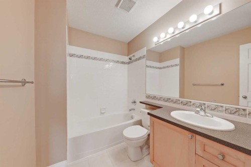 40 Simcoe Place Sw, Calgary, AB - Indoor Photo Showing Bathroom
