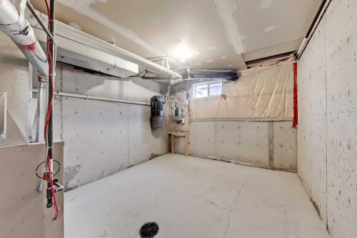 40 Simcoe Place Sw, Calgary, AB - Indoor Photo Showing Garage
