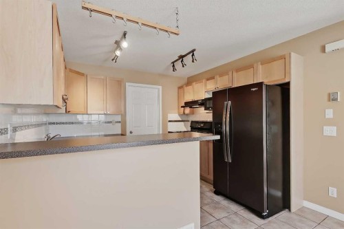 40 Simcoe Place Sw, Calgary, AB - Indoor Photo Showing Kitchen