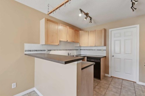 40 Simcoe Place Sw, Calgary, AB - Indoor Photo Showing Kitchen
