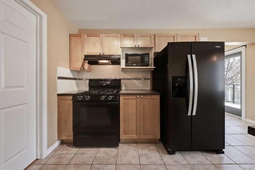 40 Simcoe Place Sw, Calgary, AB - Indoor Photo Showing Kitchen