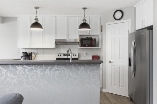 44 Cimarron Grove Way, Okotoks, AB - Indoor Photo Showing Kitchen