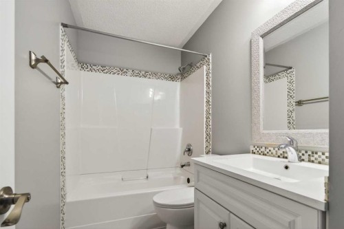 141-6915 Ranchview Drive Nw, Calgary, AB - Indoor Photo Showing Bathroom