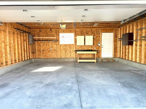 160 Prestwick Manor Se, Calgary, AB - Indoor Photo Showing Garage