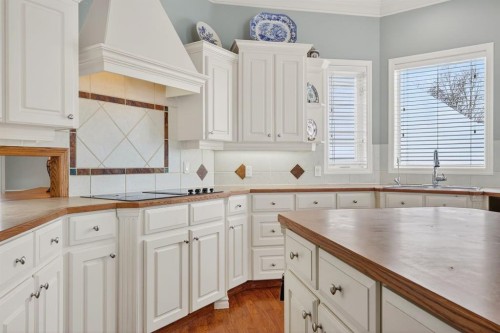 331 Mt Douglas Court Se, Calgary, AB - Indoor Photo Showing Kitchen