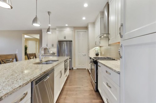 33 Quarry Heights Se, Calgary, AB - Indoor Photo Showing Kitchen With Stainless Steel Kitchen With Double Sink With Upgraded Kitchen