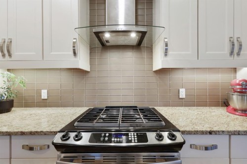 33 Quarry Heights Se, Calgary, AB - Indoor Photo Showing Kitchen With Stainless Steel Kitchen With Upgraded Kitchen