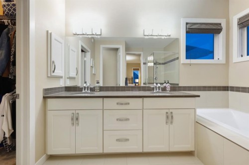 33 Quarry Heights Se, Calgary, AB - Indoor Photo Showing Bathroom