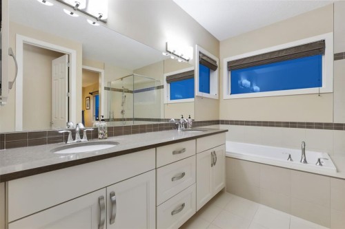 33 Quarry Heights Se, Calgary, AB - Indoor Photo Showing Bathroom