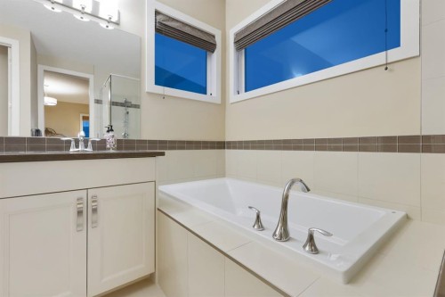 33 Quarry Heights Se, Calgary, AB - Indoor Photo Showing Bathroom
