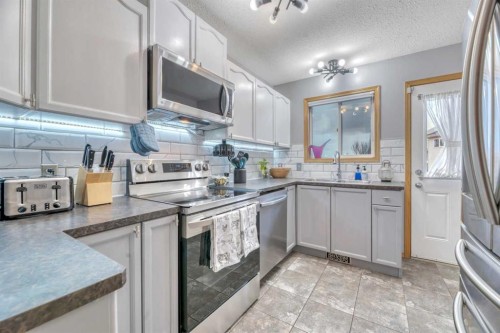 545 Hillview Gate, Strathmore, AB - Indoor Photo Showing Kitchen With Double Sink