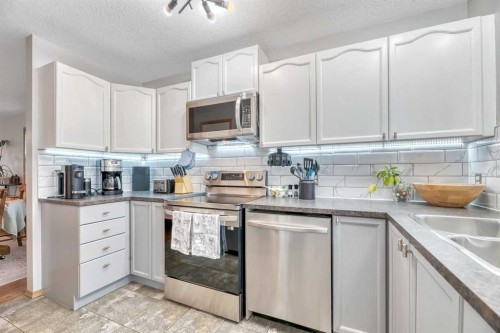 545 Hillview Gate, Strathmore, AB - Indoor Photo Showing Kitchen With Double Sink