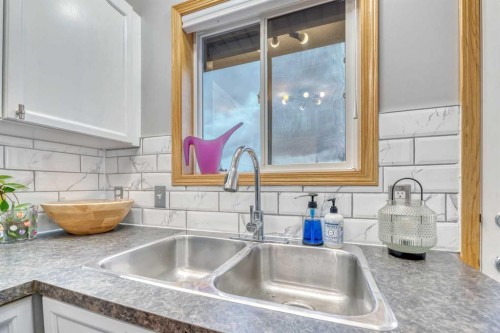 545 Hillview Gate, Strathmore, AB - Indoor Photo Showing Kitchen With Double Sink